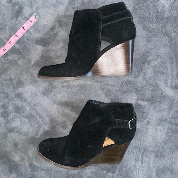 Black Cutout Suede Booties With Buckle Close Toe Lucky Brand Women's Size 8.5 - Picture 5 of 10